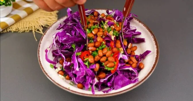 Salada Oriental de Repolho Roxo com Molho Aromático - Imagem do artigo original