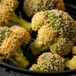 Brócolis Empanado na Air Fryer crocante, leve e delicioso