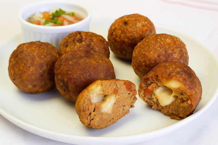 Bolinho de Carne Recheado com Queijo